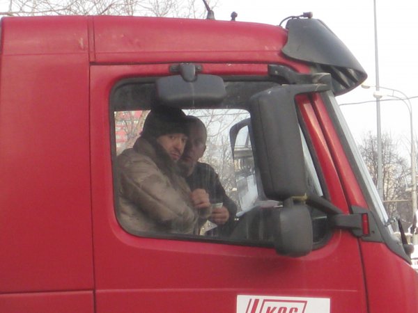 Лужков, уходя, сказал Собянину, что под одним из московских тротуаров зарыт клад (с) Лужков, уходя, сказал Собянину, что под одним из московских тротуаров зарыт клад (с)